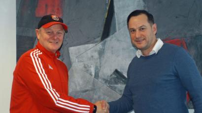 Bild: otr
Per Handschlag verlängerte Roland Rittner seinen Trainervertrag beim SC Luhe-Wildenau.