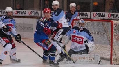 Bild: gb
Vier Weidener gegen einen Selber: Paul Wolf, Mirko Schreyer, Adam Schusser und Goalie Daniel Filimonow (von links) halten Achim Moosberger in Schach. Fünf Mal standen sich die Blue Devils und die Selber Wölfe in dieser Saison schon gegenüber. Die Bilanz lautet 3:2-Siege für Weiden. Am Freitag um 20 Uhr kommt es in der Hans-Schröpf-Arena zum sechsten Aufeinandertreffen.