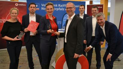 Bild: Beate-Josefine Luber
Den Kabelsalat, den Andrea Kraus von Vodafone und Thomas Wirth, Vorstand der Bank (vorne, von links), in den Händen halten, ist ein aufgedröseltes hochmodernes Glasfaser-Kabel.