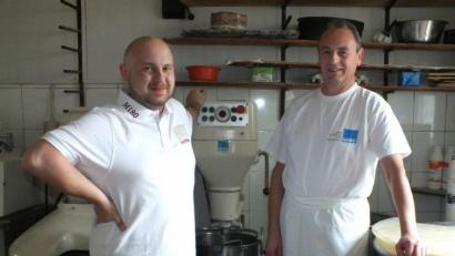 Archivbild: spz
Josef Arnold (rechts) möchte sonntags keine Semmeln verkaufen. Links sein Sohn Michael Arnold, der auch im Betrieb tätig ist.