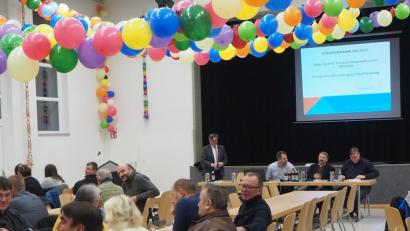 Bild: gz
An der Bürgerversammlung in der Turnhalle nahme rund 50 Bürger/innen teil.