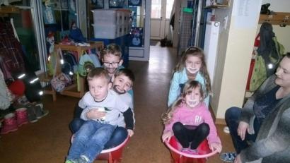 Bild: soj
Beim Schubkarrenfahren hatten die kleinen Zwerge so richtig Spaß