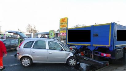 Bild: Dobmeier
Der Opelfahrer wurde bei der Kollision mit dem Lastwagen leicht verletzt. Es entstand ein Gesamtschaden von 15 000 Euro.