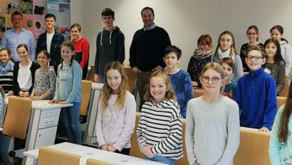 Bild: exb
Während einer kleinen Feierstunde im Biologie-Lehrsaal des JAS-Gymnasiums überreichten Schulleiter Christian Schwab (hintere Reihe, Vierter von links) und der Fachkoordinator für Natur und Technik, Josef Schiffl (hinten, ´Dritter von links) Sachpreise aus dem Landeswettbewerb „Experimente antworten“.