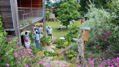 Bild: stg
Der Tag der offenen Gartentür ist nicht nur Gelegenheit für Anregungen, sondern auch zum Plausch mit anderen Gartenfreunden wie im vergangenen Jahr.



Holger Stiegler

Redaktionsbüro

Kuchenreuth 18

95478 Kemnath

09642/7034580 (Büro)

09642/7034579 (privat)

0152/53966122 (Handy)

Fax: 03212 - 2141974

  holgerstiegler@web.de