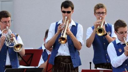 Bild: exb
Die Musiker der Jugendblaskapelle Parkstein sorgen mit abwechslungreicher Musik für ein unterhaltsames Starkbierfest.