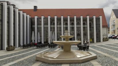 Bild: tr
Aus dem zunächst geplanten Bildband über das Kloster Waldsassen (im Bild das Gästehaus St. Joseph) soll nun eine deutlich weniger aufwendig gestaltete Sonderausgabe der "Cistercienser Chronik" werden. Den beteiligten Autoren gefällt das gar nicht. "Wortbruch" wird dem Kloster vorgeworfen.