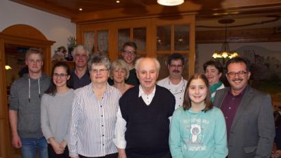 Bild: mmj
Alfons Zilk an seinem 80. Geburtstag mit seiner Frau Elfriede, seinen Söhnen, Schwiegertöchtern und vier Enkel. Bürgermeister Manfred Dirscherl (rechts) überbrachte dem Jubilar die Glückwünsch der Gemeinde.