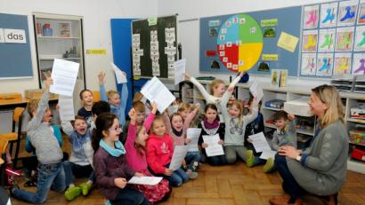 Bild: Stephan Huber
Die Erstklässler der Max-Josef-Schule in Amberg freuen sich mit Klassleiterin Kerstin Bayerl über die Halbjahreszeugnisse.