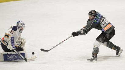 Bild: brü
Mit 6:2 Erfolg gewann der ERSC Amberg (in Schwarz Felix Köbele) das Hinspiel gegen den ESC Geretsried.