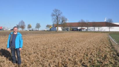Bild: ws
Noch ist der Acker von Alexander Weigl vor der Kreisstadt eine wenig auffällige Fläche. Das soll anders werden. Der Landwirt will den Acker zur Blumenwiese umwandeln, auch mit Blick auf den Artenschutz. Doch hofft Weigl auf Flächen-Paten, die ihn bei seinem Ansinnen unterstützen.