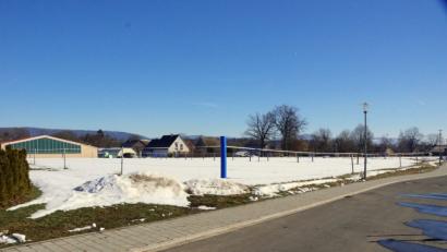 Bild: bkr
Im Hintergrund sind die zwei unter Denkmalschutz gestellten Eichen zu erkennen. Bei der Bebauung der benachbarten Parzellen sind die Bauherrn auf die Beeinträchtigung und das Fällverbot hinzuweisen.