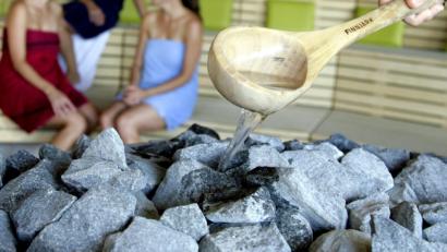 Symbolbild: Andreas Gebert/dpa
Der Bademeister des "Bulmare" verständigte die Polizei, weil eine Frau zusammen mit ihrer Begleiterin den Saunabereich trotz Aufforderung nicht verlassen wollte.