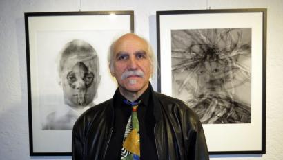 Bild: Ulla Baumer
Jeff Beer, hier vor zwei Werken aus der Serie „Within“, präsentiert im „Art Centrum Galerie G4“ in Eger einen aktuellen Querschnitt seines Schaffens. Zu sehen sind Fotografien, Aquarelle, Skulpturen und Collagen.