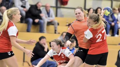 Bild: Hubert Ziegler
Ein hartes Stück Arbeit wartet auf die Amberger Handballerinnen (im Bild Zweite von rechts Isabell Behringer) im Heimspiel gegen den HC Forchheim. Der liegt nur einen Punkt hinter Spitzenreiter Nabburg/Schwarzenfeld und ist mit 342 Toren angriffsstärkstes Team der Bezirksoberliga.