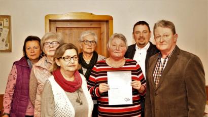 Bild: arw
25 Jahre gehört Vorsitzende Johanna Ludwig (Dritte von rechts) bereits der AWO an. Dazu gratulieren Johann Völkl (von rechts), Bürgermeister Markus Ludwig, Bettina Maier, Gerd Zwerenz, Annemarie Fischer und Gisela Neumann.