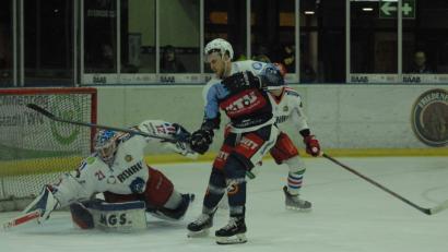 Bild: gb
Matt Abercrombie vor dem Kasten von Wölfe-Goalie Manuel Kümpel: Der Kanadier steuerte am Freitagabend zwei Treffer zum 9:3-Derbysieg der Blue Devils gegen die Selber Wölfe bei.