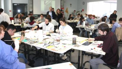 Bild: lg
Die Kunstmalerin Katharina Gierlach (Bildmitte) freute sich zusammen mit Schulleiter Ludwig Pfeiffer über die Begeisterung, mit der die Jugendlichen aus Saint-Pourcain ans Werk gingen.