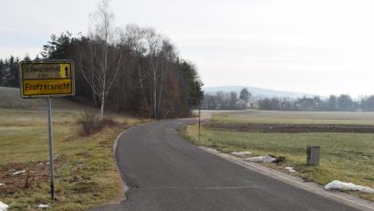 Bild: bnr
Aus dem geplanten Straßenausbau zwischen Frotzersricht und Schwarzenfeld wird nichts. Die Eigentumverhältnisse erlauben es nicht, die Fahrbahn mit einer Mindestbreite von 4,50 Meter auszustatten. Nach dem Kanal- und Wasserleitungsbau wird die Trasse nun lediglich wieder hergestellt.