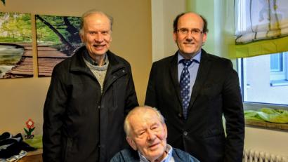 Bild: fdl
Auch Pfarrer Hans-Peter Bergmann (links) und Hirschaus stellvertretender Bürgermeister Josef Birner kamen ins Seniorenheim, um Gottfried Kaa zum 90. Geburtstag zu gratulieren.