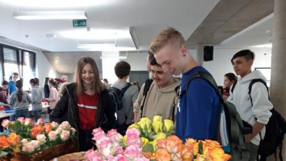 Bild: exb
Sag's durch die Blume beim Valentinstag an der Realschule. Die Schüler hatten dort ein Fairtradeprojekt auf die Beine gestellt.