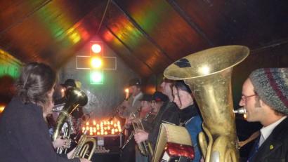 Bild: exb
Vielleicht auch ein potenzieller Kultur-Preisträger in der Kategorie Musik? Die Asphaltkapelle beim Konzert in der Etsdorfer Asphaltkapelle.