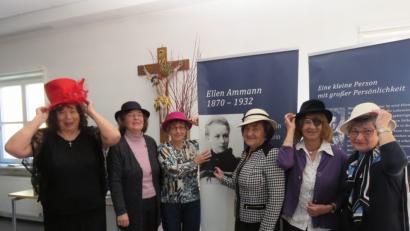 Bild: ubb
Die FB-Frauen um Vorsitzende Olga Luft (li.) zogen den Hut vor dem Bildnis der couragierten Ellen Ammann.