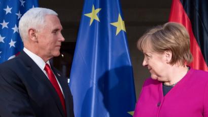 Bild: Sven Hoppe/dpa
Bundeskanzlerin Angela Merkel (CDU) begrüßt US-Vizepräsident Mike Pence.