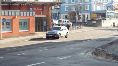 Bild: e
An der Einmündung der AS 27 aus Richtung Köfering vom Schlossplatz in die Staatsstraße 2165 soll es künftig eine Druckampel für Fußgänger geben. Die wird aber während der grünen Welle auf der Vilstalstraße nicht mehr sofort auf Grün schalten und so den Verkehr bremsen. Wenn die Ampeln aus sind, soll sie jedoch immer in Betrieb sein.