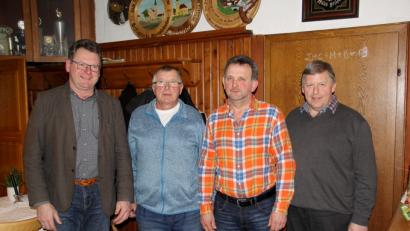 Bild: boj
Gelohnt hat sich die Teilnahme an der Landesschau in Ulm für Zuchtwart Karl Bodensteiner (Zweiter von links) und Züchter Eduard Zitzmann (Zweiter von rechts) allemal. Letzterer kehrte mit seiner Rassezucht „Kleinsilber gelb“ sogar als Bayerischer Landesmeister zurück. Einen Landesmeister in den eigenen Reihen zu haben freute natürlich besonders Vorsitzenden Martin Fuchs (rechts) und Bürgermeister Martin Prey (links)