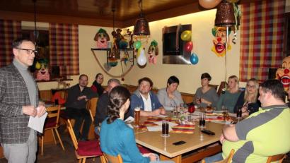 Bild: kro
Bürgermeister Bernd Sommer beim achten Familienstammtisch der Stadt: "Die Chancen stehen gut, dass Waldsassen einen dritten Kindergarten bekommt". Doch zunächst wolle er den Stadtrat informieren.