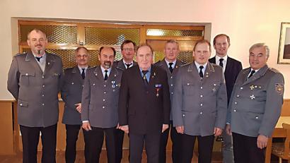 Bild: ral
Josef Giesl (2. von rechts) und seine Führungsmannschaft mit den Ehrengästen