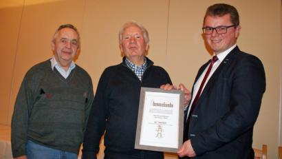 Bild: agr
Kassier Manfred Mehltretter (links) und Bürgermeister Martin Birner überreichten an Vorsitzenden Georg Hoffmann (Mitte) die Ernennungsurkunde zum Ehrenmitglied.