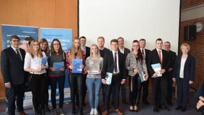 Bild: bnr
Die Berufsschule Nabburg würdigte neun Absolventen für hervorragende Leistungen. Neben den Jahrgangsbesten (mit Urkunde, von rechts) Simon Kleierl, Annika Ruhland und Jonas Süß, erhielten auch Stefan Geiger, Stephanie Uschold, Elena Schmauß, Maria Blab, Franziska Bleisteiner und Daniela Lobmeier eine Auszeichnung. Zu den Leistungen gratulierten (von rechts) Schulleiterin Rosina Pimmer, Bürgermeister Armin Schärtl, IHK-Vertreter Manuel Lischka, Oberstudiendirektor Ralf Bormann, Landrat Thomas Ebeling sowie Kreishandwerksmeister Christian Glaab.