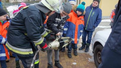 Bild: tkr
"Begreifen" ist angesagt wenn die Schülerinnen und Schüler der Grundschule Teunz die Feuerwehr besuchen. Interessiert begutachten die Kinder die vorgestellten Gerätschaften, angefangen vom Rauchmelder über die Wärmebildkamera bis hin zum Rettungsspreizer.