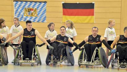 Bild: zg
Die Deutsche Rollstuhl-Rugby-Nationalmannschaft mit Thorsten Altmann (Mitte) in Schwarzenfeld.