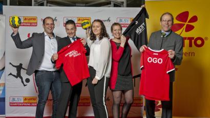 Bild: gud
Wie „echte“ Stars im Rampenlicht durften sich die Oberviechtacher fühlen, als es gleich zu Beginn der Feierlichkeiten während eines Sektempfangs darum ging, auf dem roten Teppich eine gute Figur abzugeben und vor der Kamera für ein Siegerfoto professionell zu posieren.