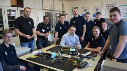 Bild: jr
In der Elektrowerkstatt gaben Schüler der 11. Jahrgangsstufe mit den Lehrern Martin Wunderlich (2. von links) und Dieter Rogler (3. von links) erste Einblicke in die Ausbildungsarbeit. Der Tag der offenen Tür an der FOS/BOS fand großes Interesse.
