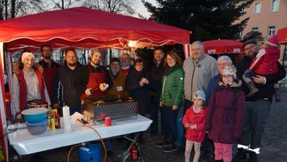 Bild: dob
Im Schein der untergehenden Abendsonne heizen die SPD-Ortsvertreter den Grill vor dem Rathaus an. Bei den zufällig vorbeikommenden Passanten kommt das durchaus an. Eine Bratwurstsemmel mit Kraut schmeckt den Gästen jedenfalls ausgezeichnet.