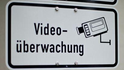 Bild: Daniel Karmann/dpa
Trotz Videoüberwachung brach ein professioneller Täter innerhalb von zwei Minuten die beiden Parkscheinautomaten in der Ziegeltorgarage auf.