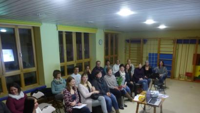 Bild: öt
Diplom-Sozialpädagogin Marion Neumann (vorne sitzend, Fünfte von links) gibt den Eltern Hilfestellung im Umgang mit Kindern im Trotzalter.