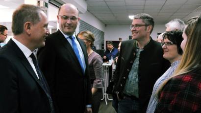 Bild: gfr
Hermann Böhm und Finanzminister Albert Füracker im Gespräch mit Firmeninhaber Michael Eckl (von links), der sich die Gelegenheit nicht entgehen ließ, sein Kamin- und Ofen-Studio vorzustellen.