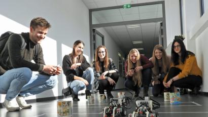 Bild: Winkler
Das Wettrennen mit Robotern macht auch ehemaligen Schülern der FOS/BOS beim Tag der offenen Tür richtig viel Spaß.