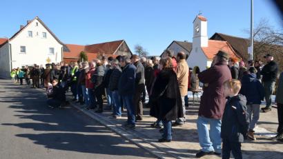 Bild: fz
Gut 200 Menschen demonstrieren in Trebsau gegen die geplante Monsterstromtrasse und stimmen den Argumenten der Bürgerinitiative im Landkreis Neustadt/WN und Weiden zu.