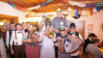 Bild: fvo
Die schönen "Spielberger Schmiserlboum" treffen auf die musikalischen "Hulzstoussboum".