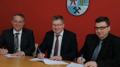 Bild: gf
Poppenrichts Zweiter Bürgermeister Hermann Böhm, Ambergs Oberbürgermeister Michael Cerny und Stefan Noll (von links) vom Staatlichen Bauamt unterzeichnen die gemeinsame Planungsvereinbarung.