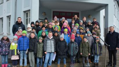 Bild: jr
Bürgermeister Roland Grillmeier (rechts) empfing 36 Kinder der beiden vierten Klassen im Rathaus. Nach einem Rundgang durch das Verwaltungsgebäude stellte er sich ihren Fragen. Begleitet wurden die Kinder von den Lehrern Markus Männer und Philipp Lippert.