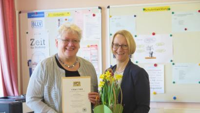 Bild: jzk
Rektorin Christine Wiesend (rechts) wünscht Lehrerin Christiana Zaglmann alles Gute für den wohlverdienten Ruhestand.
