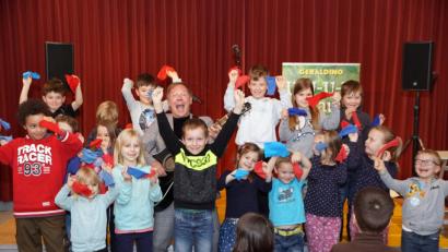 Bild: bkr
Wo Geraldino (Gerd Grashaußer, mit Gitarre) ist, sind Kinder nicht weit. Auch bei seinem Auftritt im SOS-Kinderdorf umringen ihn die Mädchen und Buben bei seinem Mitmachkonzert.