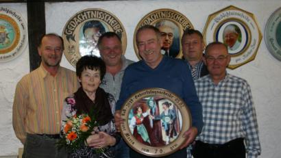 Bild: ufh
Franz Freitag (vorne mit Schützenscheibe) gewann das Geburtstagsschießen. Ihm gratulierten (von links) Schützenmeister Werner Wendl, Ehrenschützenmeisterin Maria Bauer, Thomas Fenk, 3. Schützenmeister Hans Lederer und Norbert Bösl.